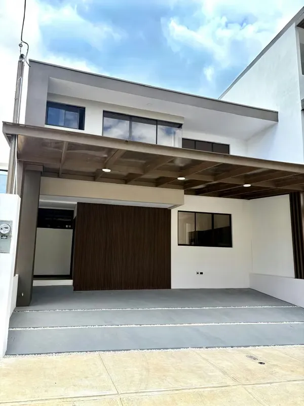 Esta hermosa casa tiene la ventaja de contar con 3 habitaciones grandes, una de las cuales se encuentra en el primer nivel ...