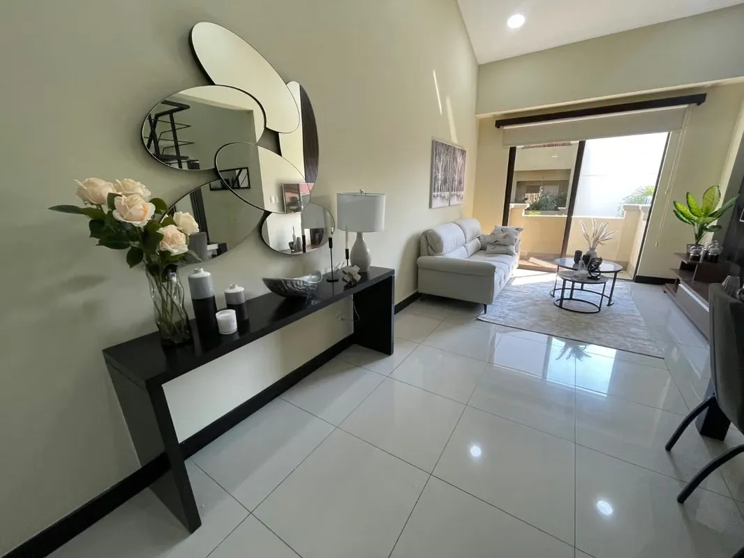 Se alquila Pent-house en Montesol, Santa Ana. Amoblado.