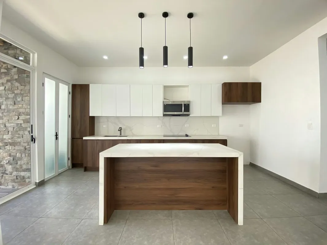 Casa moderna de dos niveles en venta en Heredia