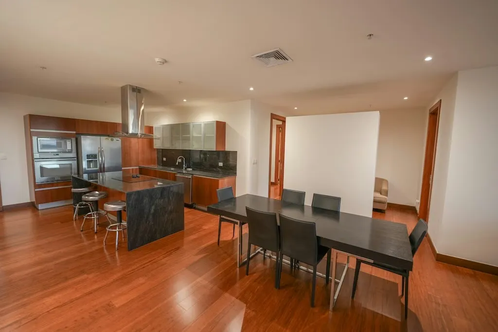 Exclusive single-level apartment located in the Metropolitan Tower condominium. This 144 sq m (1,600 sq ft) apartment features marble floors, and the bedrooms have recently ...