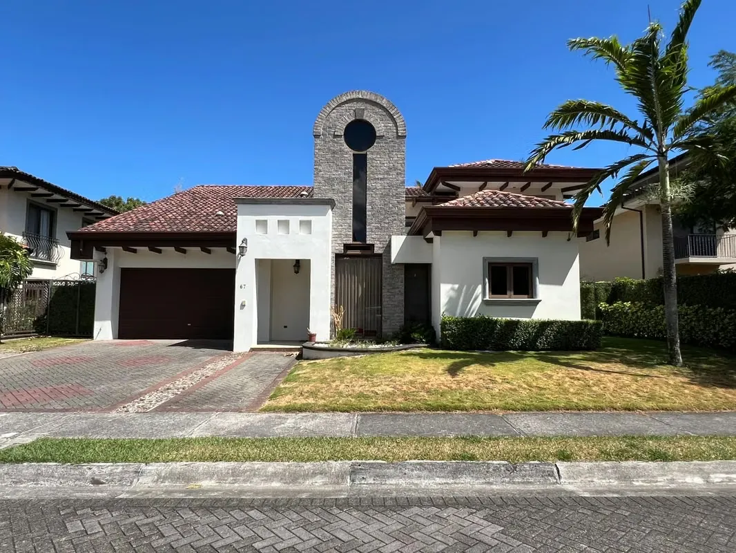 Alquiler de Lujosa Casa en Condominio La Hacienda, Rio Oro, Santa Ana