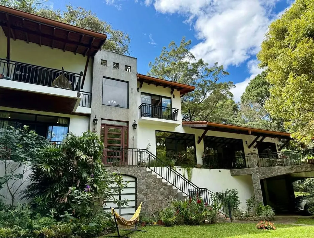 Amazing house for SALE inside exclusive luxury community in Santa Ana