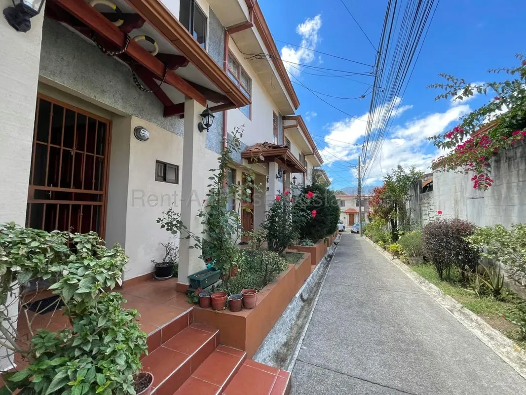 Venta de Casa en Zapote, San José. 26-1913 SÚPER CÉNTRICO