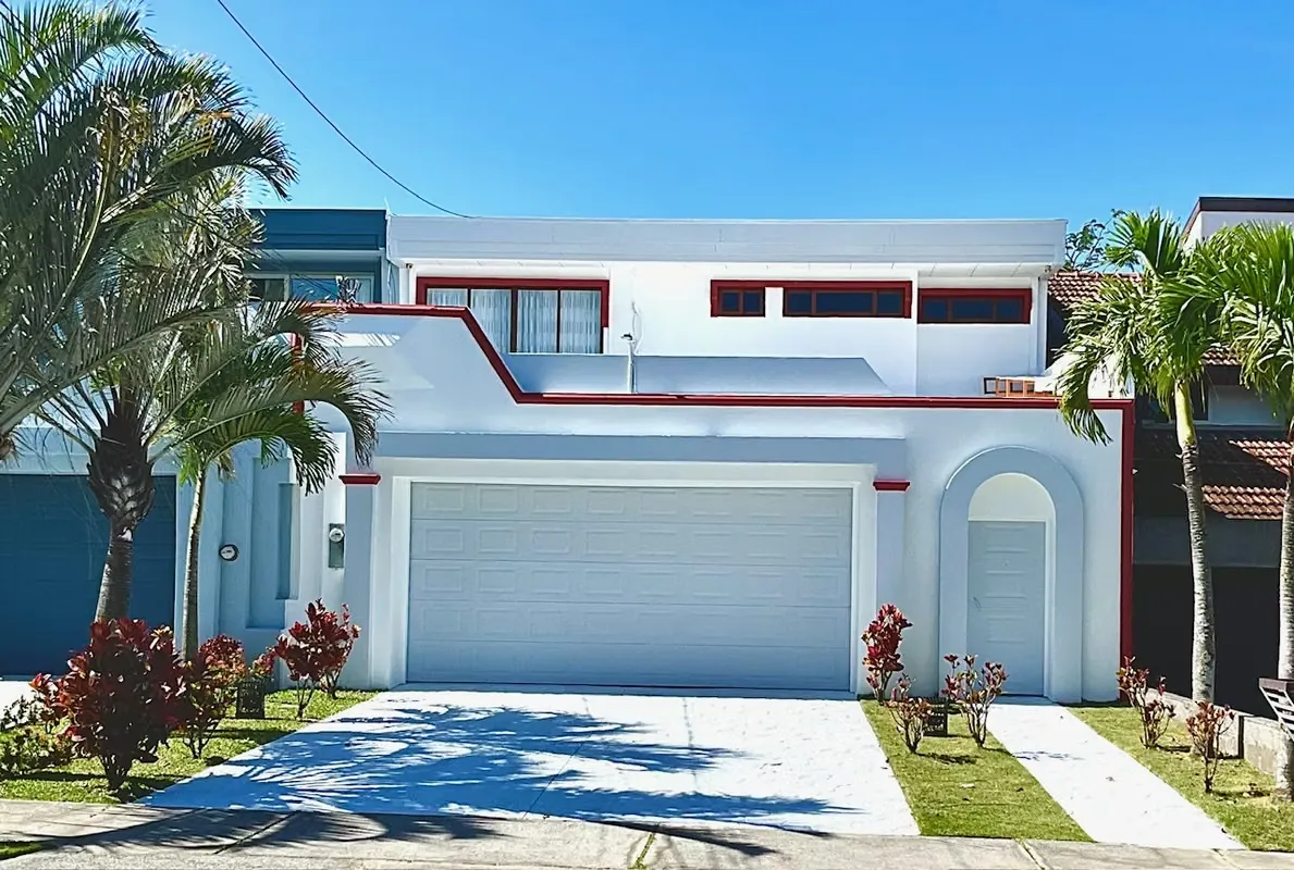 Descubre esta espectacular casa independiente ubicada en la prestigiosa zona de Trejos Montealegre, Escazú. Con 402 m² de ...