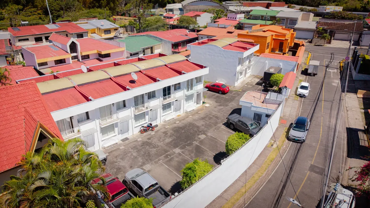 OPORTUNIDAD PARA INVERSIONISTAS: Venta de Complejo de 7 Apartamentos en Ayarco Sur