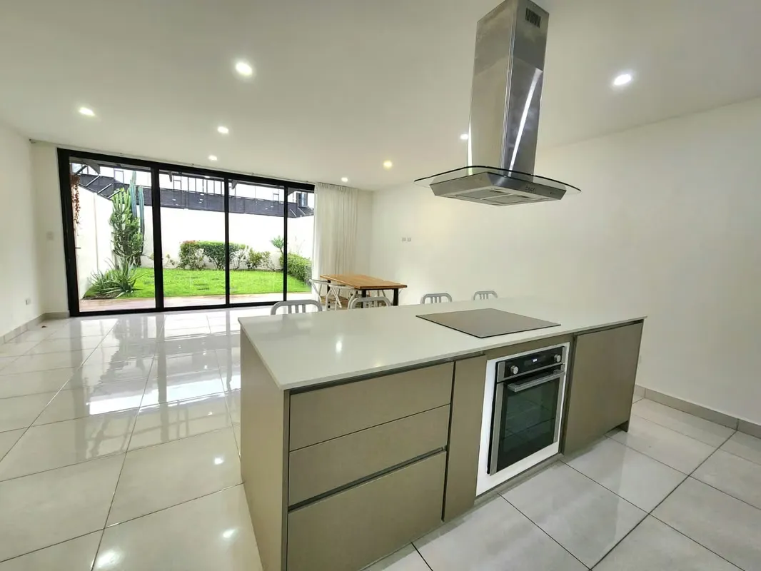 Modern house for rent located in Santa Ana