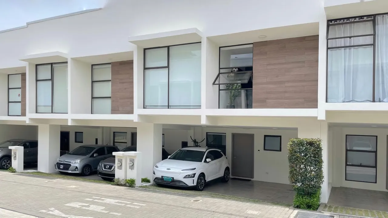 OPORTUNIDAD EN ESCAZÚ – CASA MODERNA CON JARDÍN Y LÍNEA BLANCA