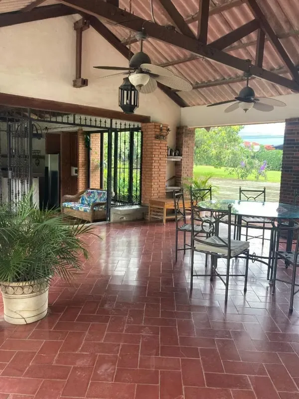 Terreno 17.779 m uso mixto con casa de un solo nivelPiscina y lago