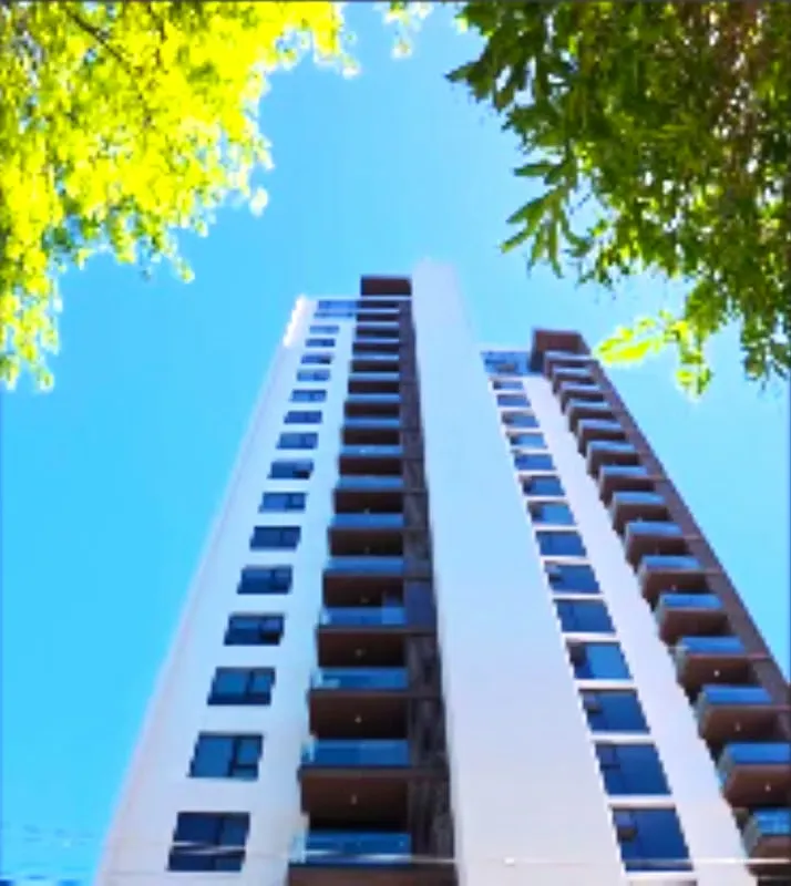 Penthouse de lujo en Rohrmoser – 2 niveles, azotea privada, jacuzzi, 3 parqueos