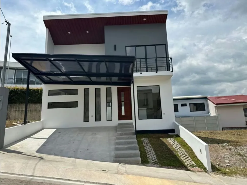 Se ofrece casa de dos niveles ubicada en el Condominio Distrito San Juan, recien construida, ...