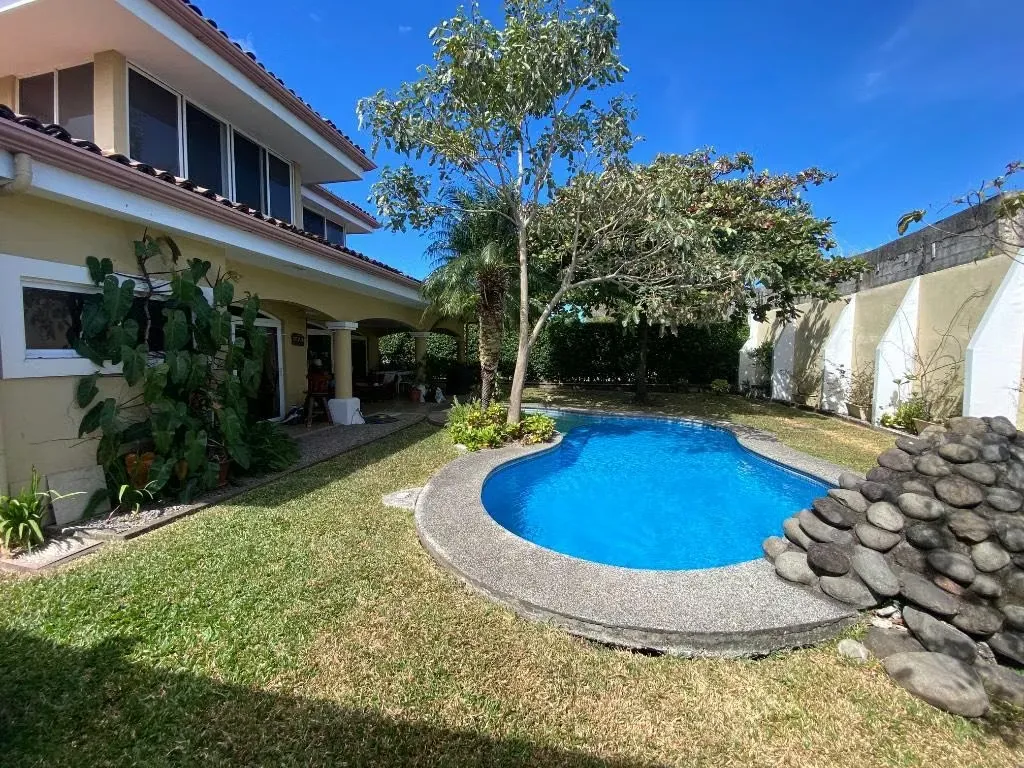 Hermosa casa de dos niveles ubicada en uno de los residenciales más exclusivos de Santa Ana, con pisicina y rodeada de ...