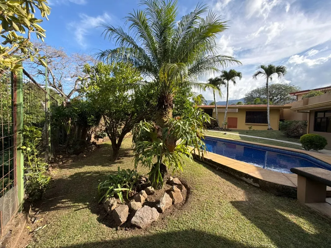 Venta Oportunidad en Río Oro – Casa de una planta con piscina en condominio exclusivo