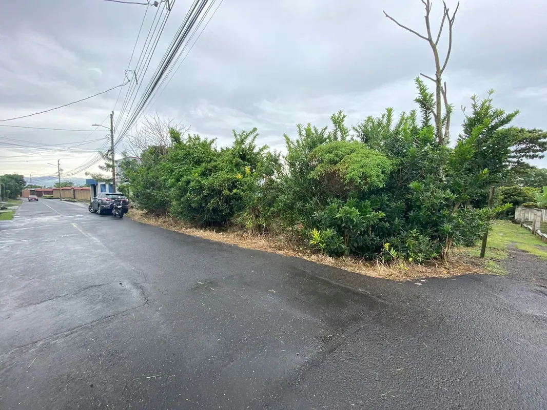 Lot facing public street in San Rafael de Heredia with the following characteristics: