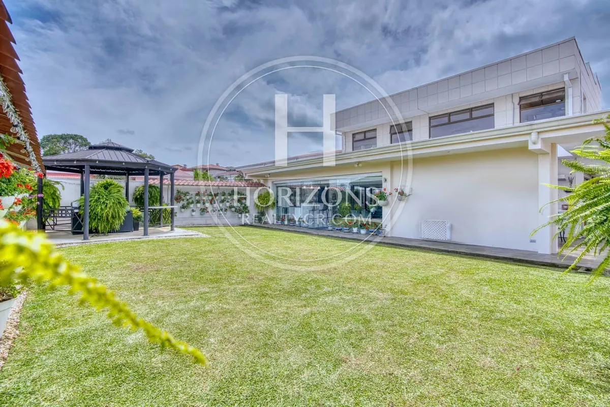 Moderna Casa con Jardín Amplio en Residencial Altamonte Curridabat 3 Habitaciones 6 Parqueos NJA1361