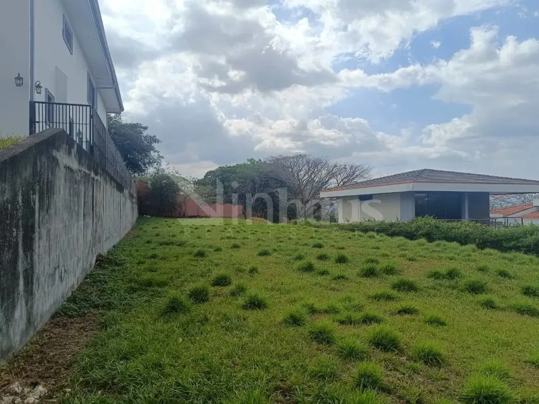 Lote residencial en venta situado en un condominio exclusivo de La Guácima, Alajuela.