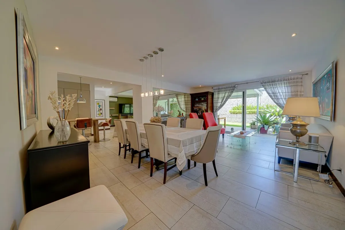 Elegancia y Amplitud en Altos de Guachipelín – Casa Frescura FV
