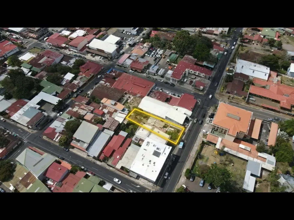 Propiedad con alto potencial comercial ubicada sobre la calle principal, con excelente exposición y flujo vehicular.