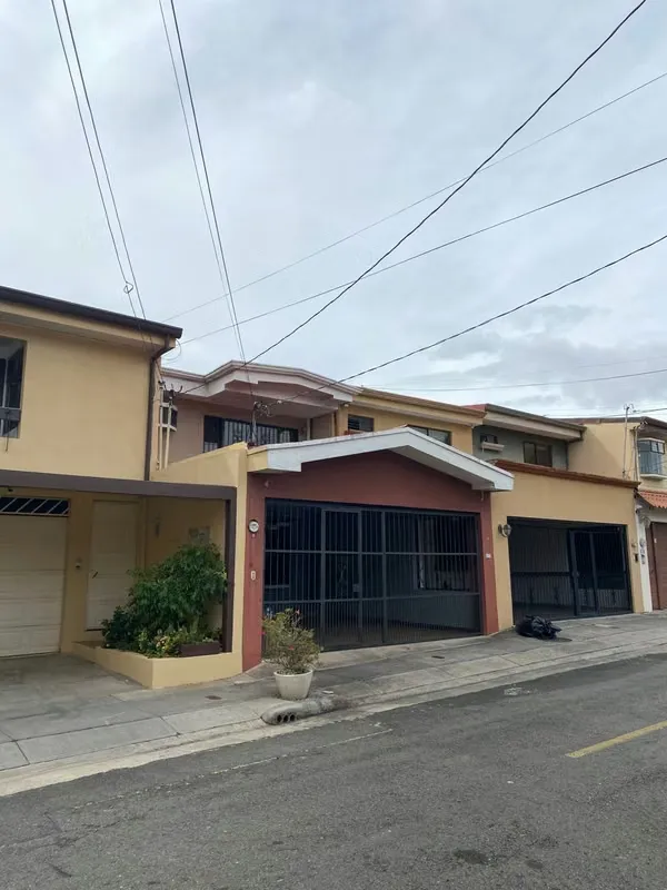 Descubra el hogar ideal para disfrutar en familia, ubicado en una de las zonas residenciales más buscadas de Heredia. Esta hermosa casa en Residencial ...