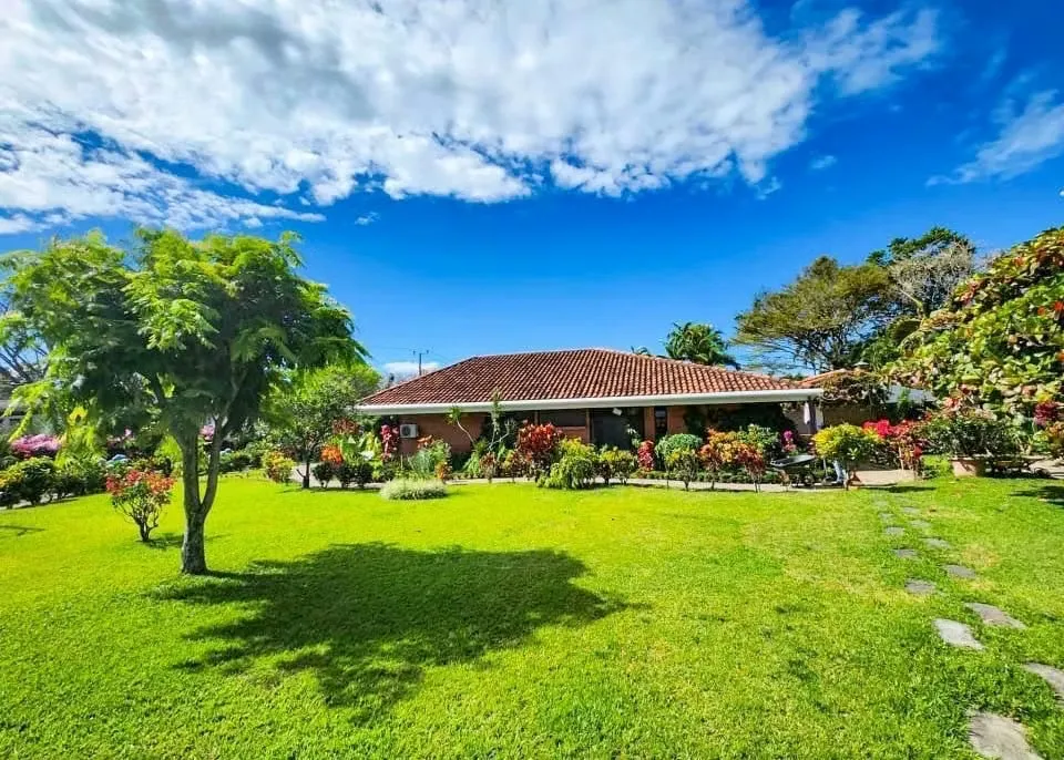 House for sale in hacienda los Reyes one level