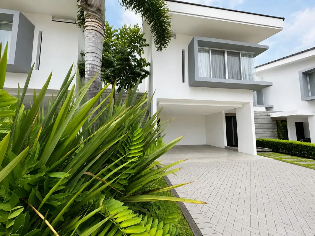 Home for Sale in Vía Horizonte Condominium | 4 Parking Spaces | Escazú