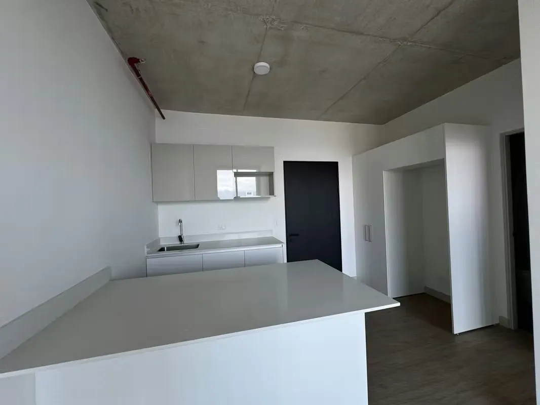 Alquiler de apartamento amueblado en Barrio Escalante – Loft en torre con piscina y coworking