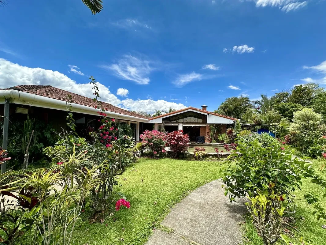VENTA DE CASA DE UNA PLANTA EN RESIDENCIAL HACIENDA LOS REYES, LA GUACIMA