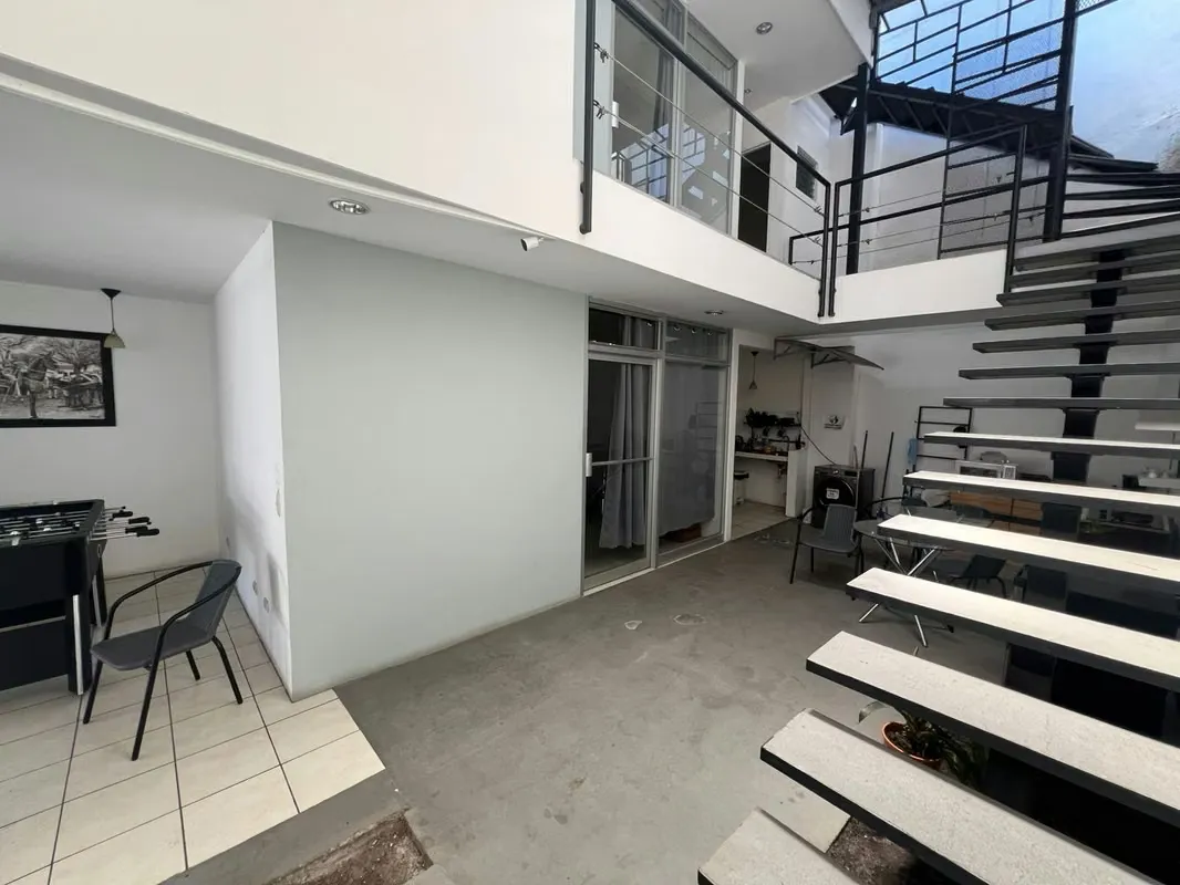 Alquiler de edificio comercial 200 m² cerca de Clínica Bíblica | 2 niveles + azotea | Ideal oficinas y consultorios | $1,250