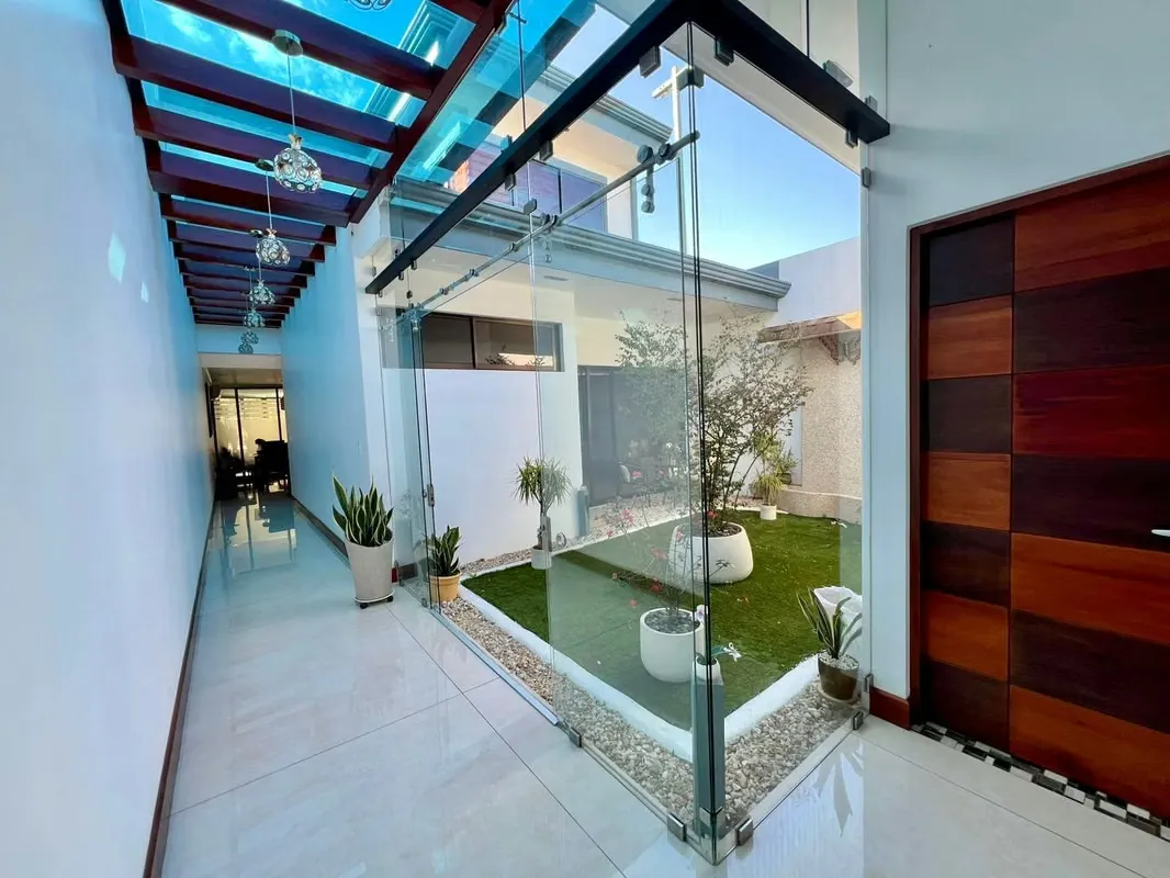 Casa de lujo en condominio Habitación principal primer nivel, 3 hab + oficina  235,000,000