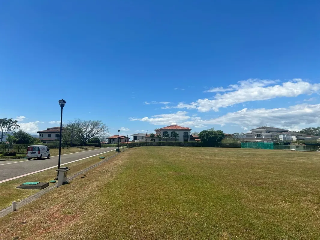 Spacious Lot for Sale in an Exclusive Condominium – Ideal for Building