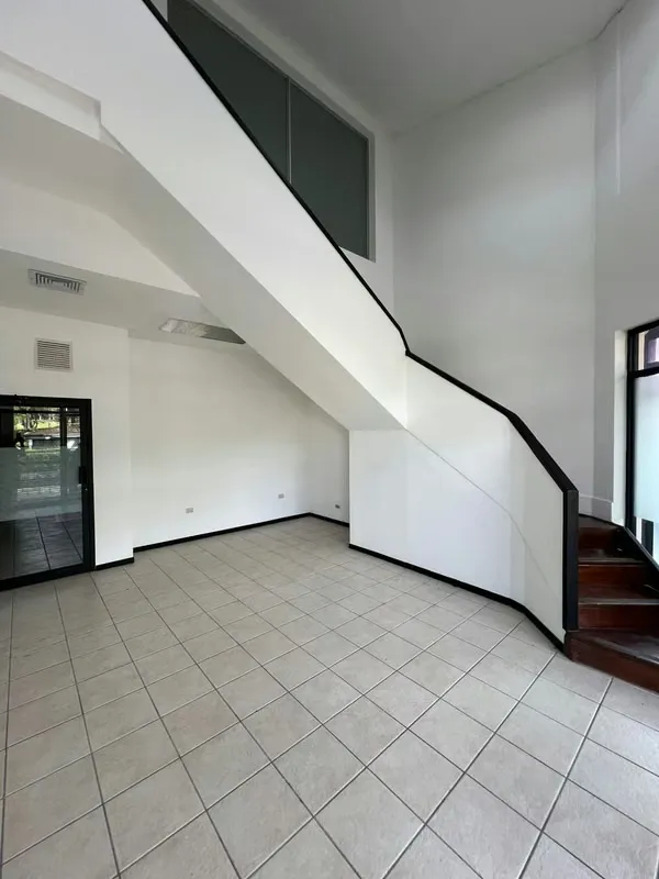 ¡Oficinas en alquiler - variedad de tamaños, distribuciones y precios entre $1,500 y $4,500 mensuales!