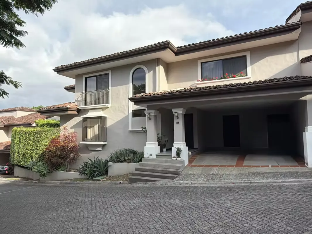 Hermosa casa en Bosques de las Lomas, ubicada en San Rafael de Escazú, en una zona privilegiada cerca de todos los servicios, comercios y excelentes centros ...