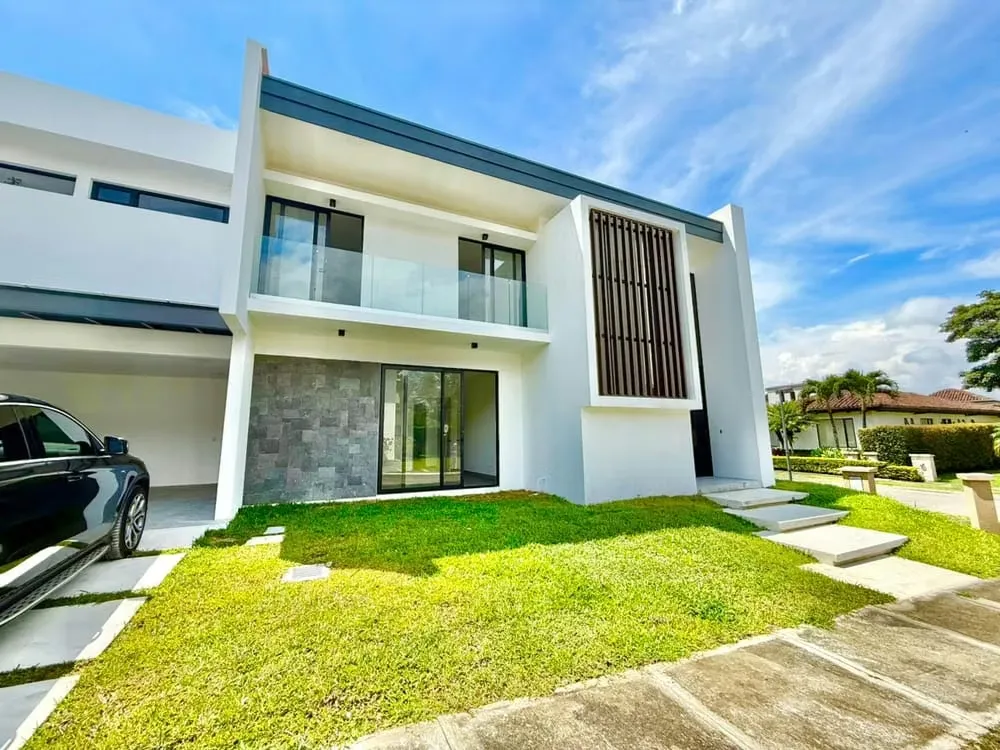 HOUSE FOR SALE IN RIO ORO-SANTA ANA.