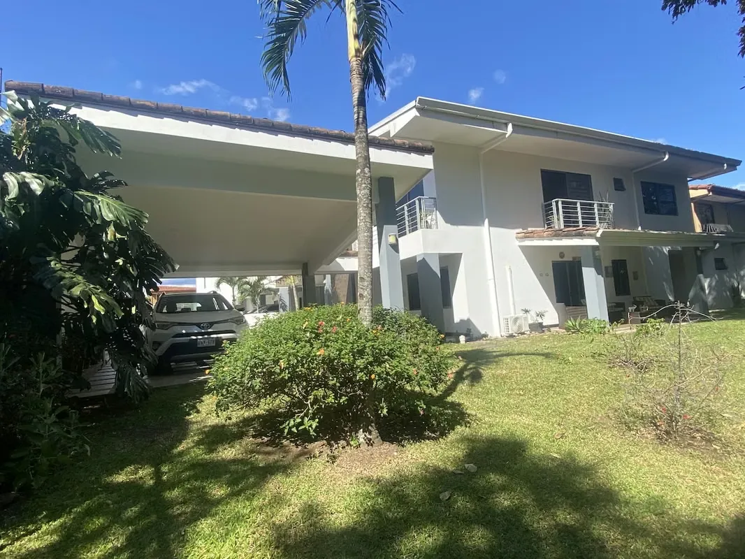 Casa en alquiler amueblada en Santa Ana en residencial moderna con patio impecable con algunos serv