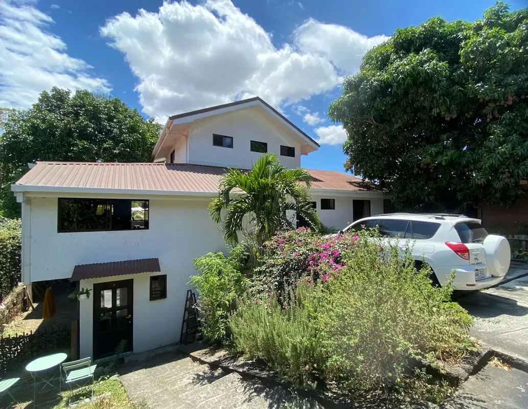Casa independiente con apartamento, en venta en Santa Ana