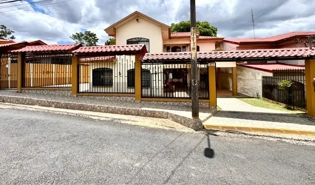 Casa Amueblada con Piscina-San Isidro de Grecia Ala Juela