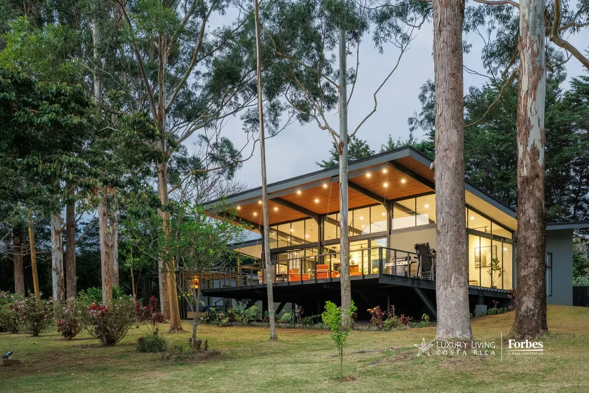 Casa Amana a name evoking a "place of peace" and "faithfulness to the earth"—honors its essence in every detail. Located in an exclusive enclave of San Rafael, Heredia, this property ...