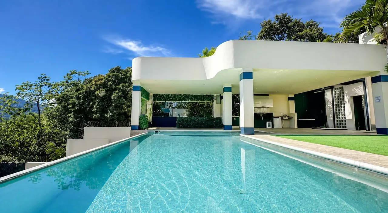 Se vende casa moderna con piscina en Santa Ana