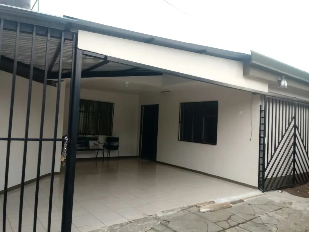 Vendo casa en San Francisco de Heredia, cerca al Mall Oxigeno. De 1 piso con 5 habitaciones