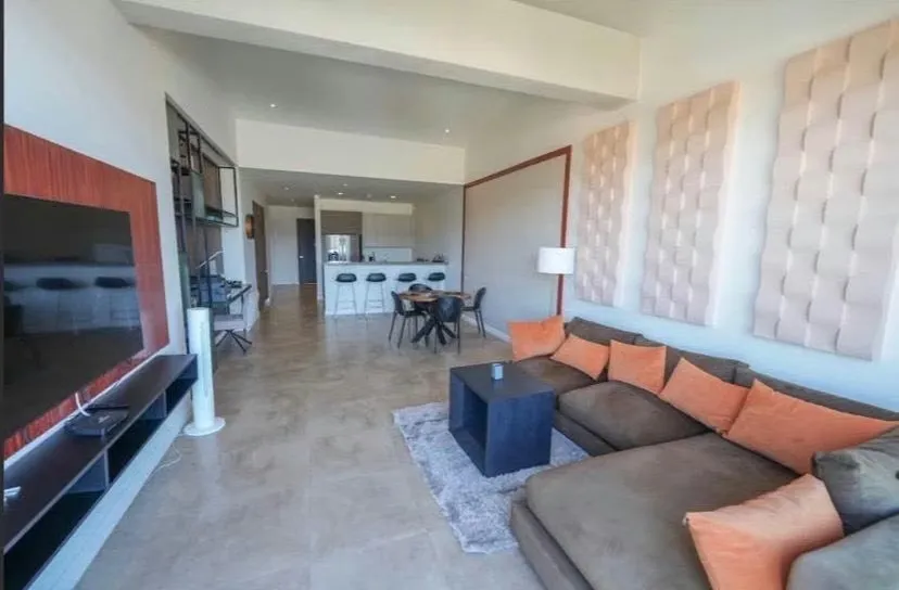 Alquiler de amplio y moderno apartamento en condominio.