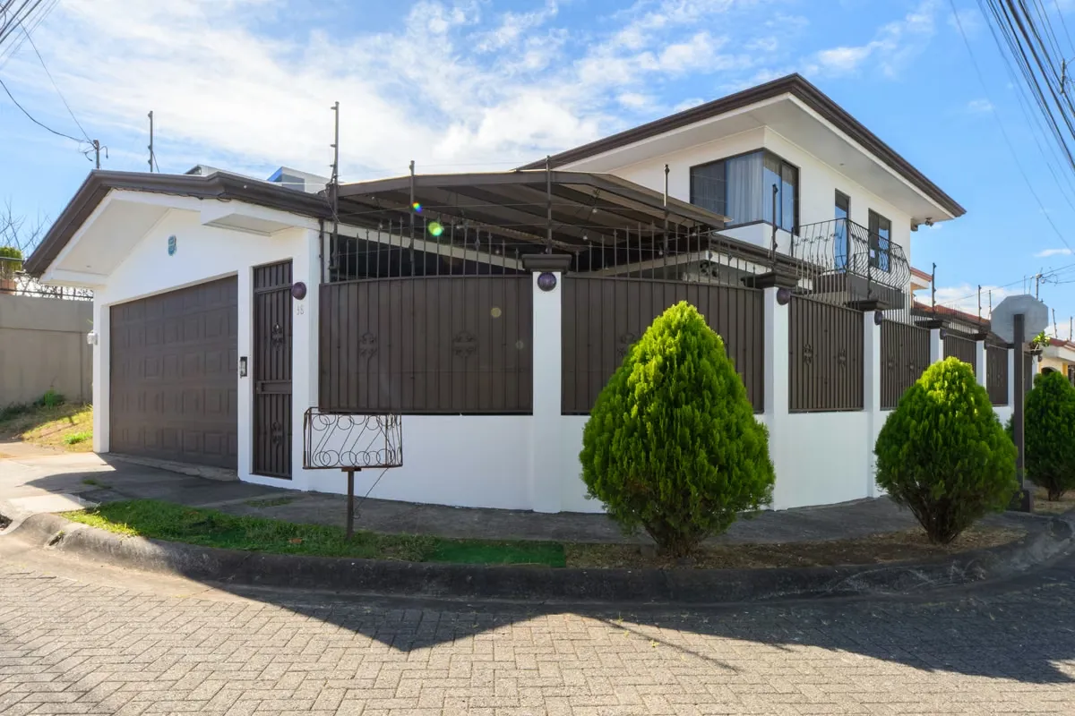 Venta de casa en San Pablo de Heredia | 2 plantas | 3 habitaciones | Lote esquinero | $229,900