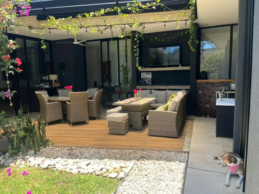 Santa Ana, house for rent in a gated community.