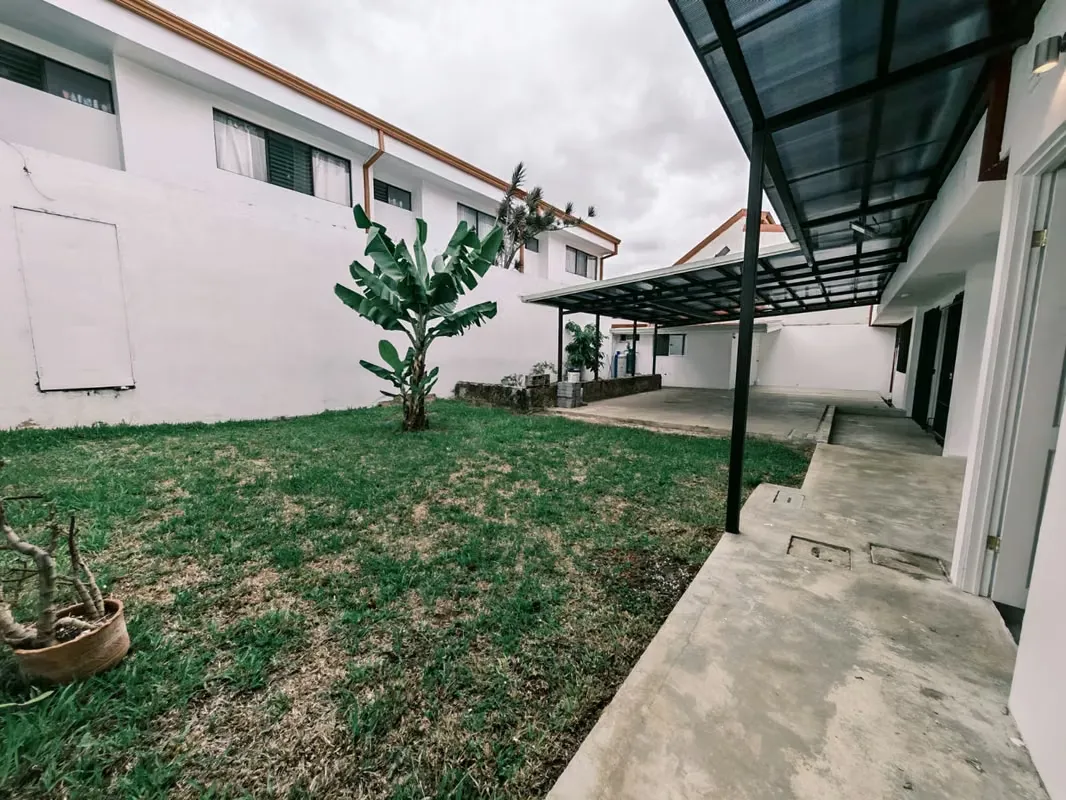 Alquiler apto en edificio, amueblado y con balcones, La Uruca. (AD)