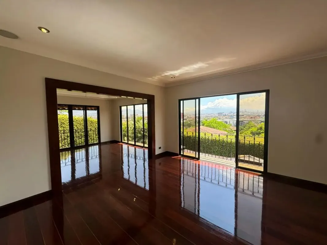 Venta casa de lujo de 3 niveles con jardín y terraza, Escazú. (FE)