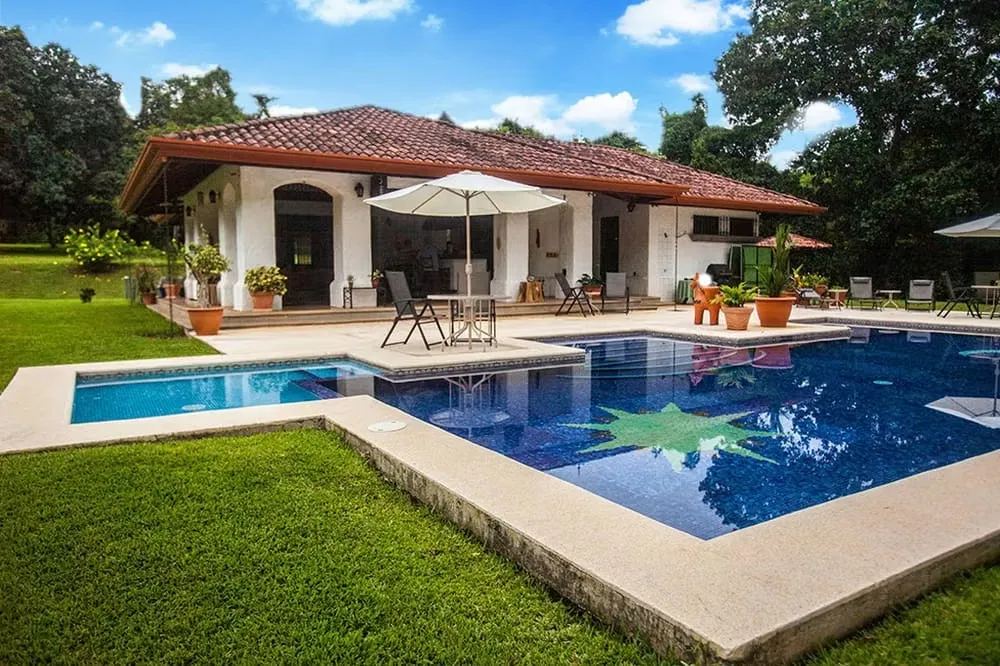 HOUSE FOR SALE WITH POOL IN OROTINA DE ALAJUELA.