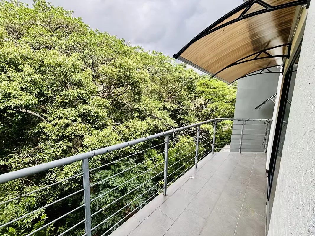 Este acogedor apartamento se encuentra, en condominio rodeado de naturaleza. Ubicado en Río Oro de Santa Ana.