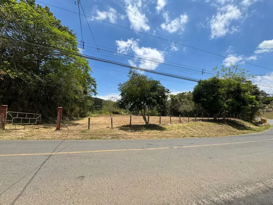 Terreno con alto potencial de desarrollo en Santiago de San Ramón, ideal para proyecto residencial, comercial o mixto.