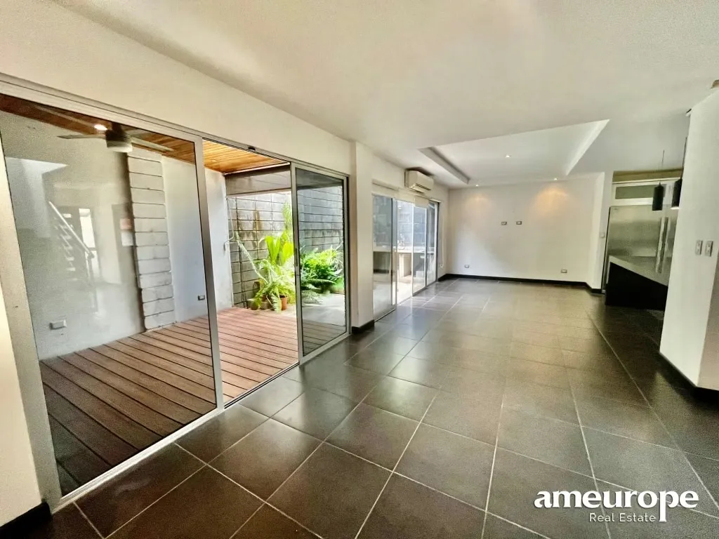 SANTA ANA! CONTEMPORARY 4 BDR TOWNHOUSE FOR SALE