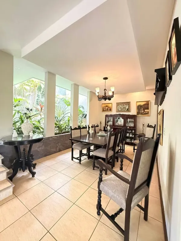 Venta en La Garita de Alajuela: Propiedad amplia con casa y dos apartamentos