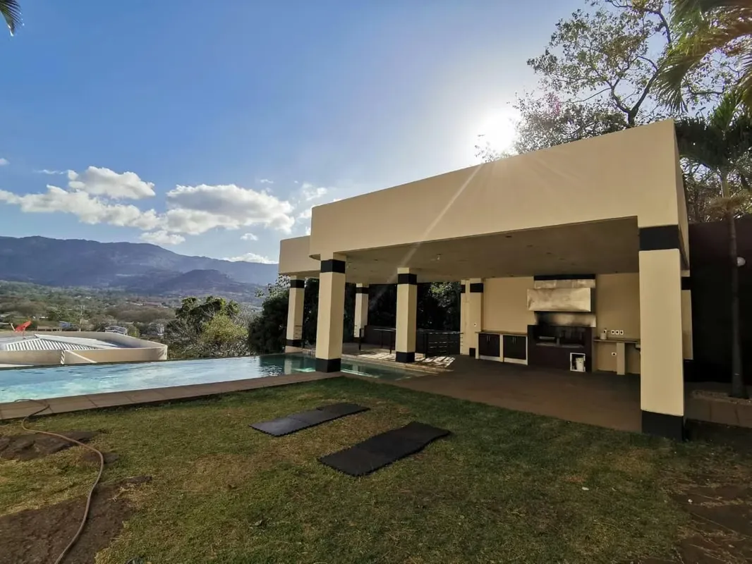 Residencia Exclusiva con Piscina en Venta en Pozos de Santa Ana