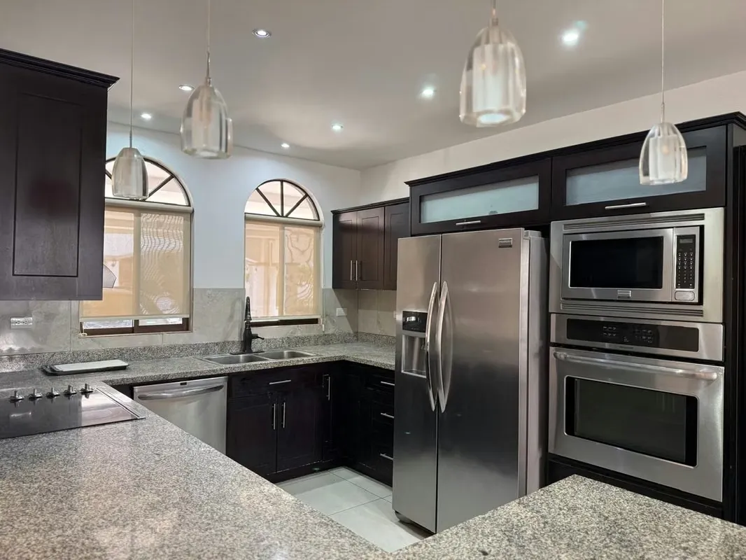 Venta de Casa de 3 niveles en Condominio en Santa Ana, San José